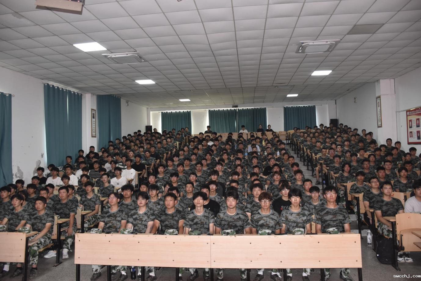 筑牢反诈防线——betway主页组织2025级新生共上《反诈第一课》